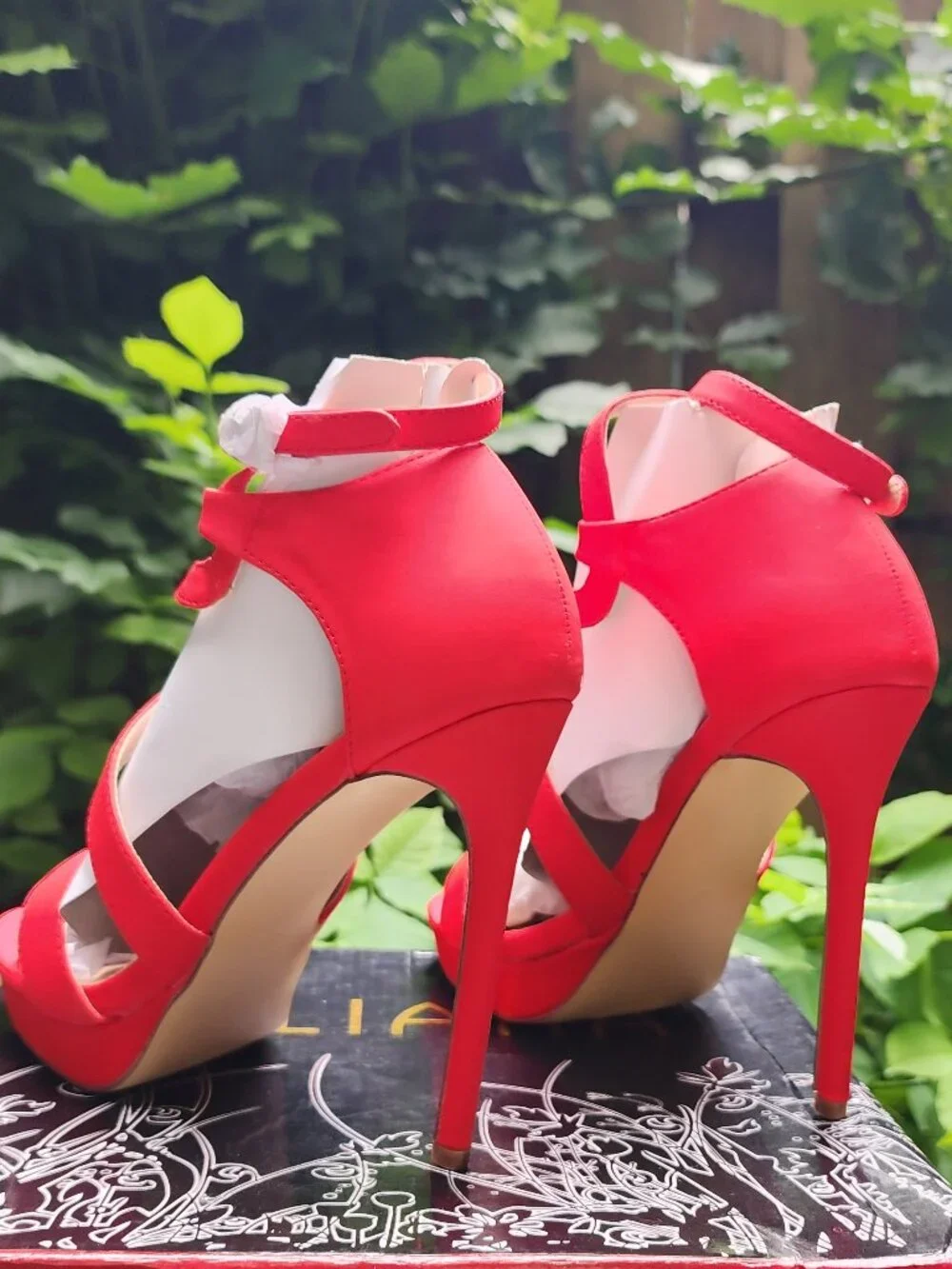 NWB Lilliana Rosanna size 7.5 HOTTIE red strappy heels 👠 ♥️